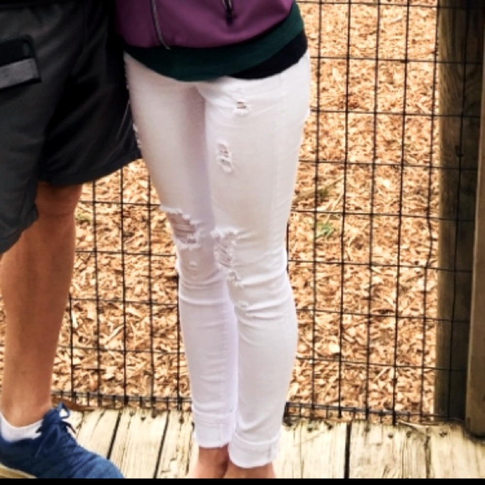 🌧 White Distressed Skinny Jeans 🌧